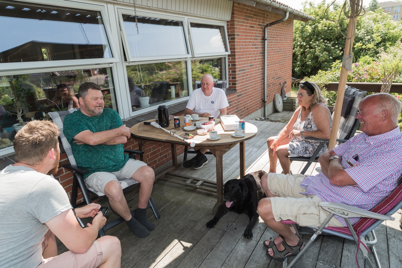 Overrækkelse af blindestok til Carsten Laustsen